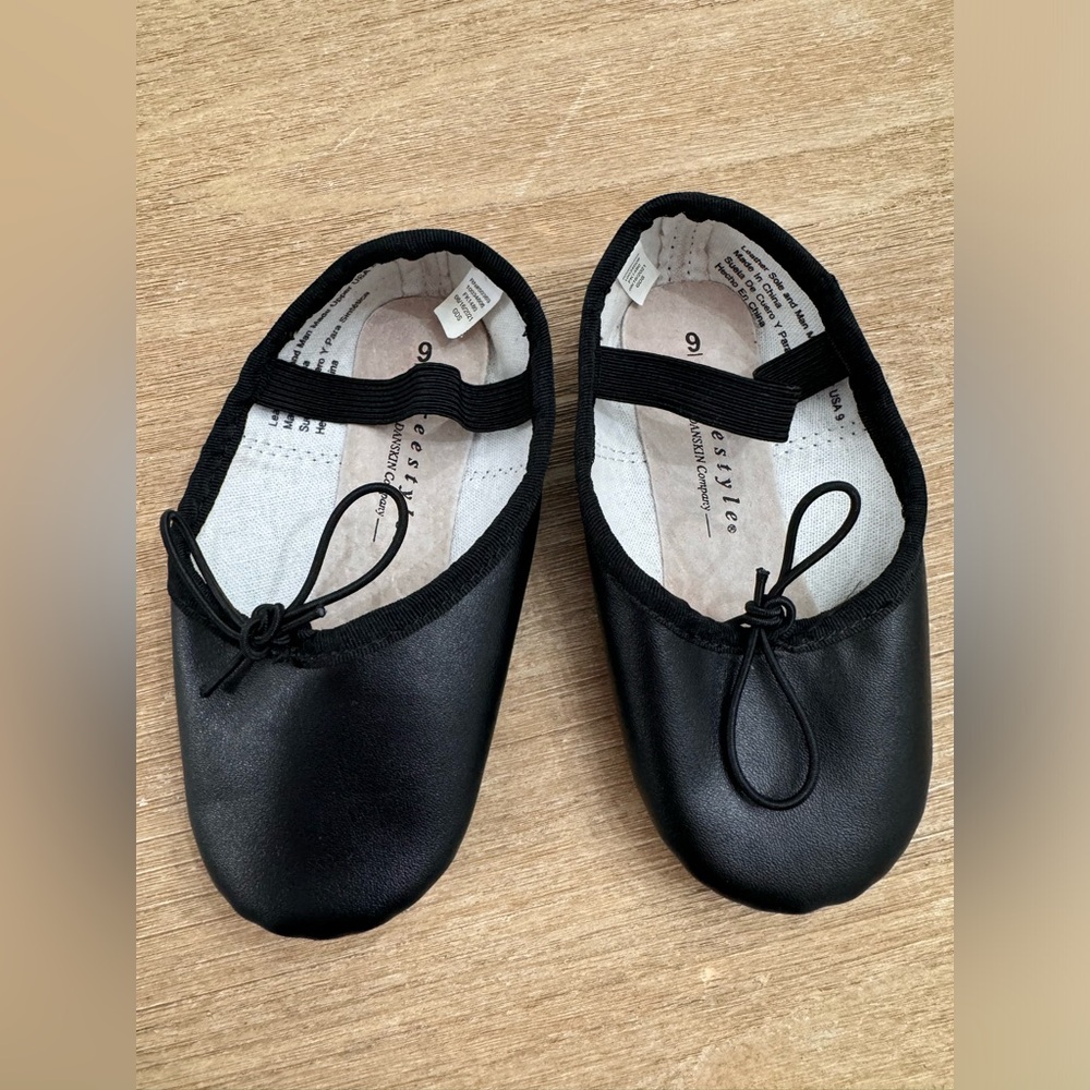 Girl’s freestyle danskin black ballet shoes size 9
